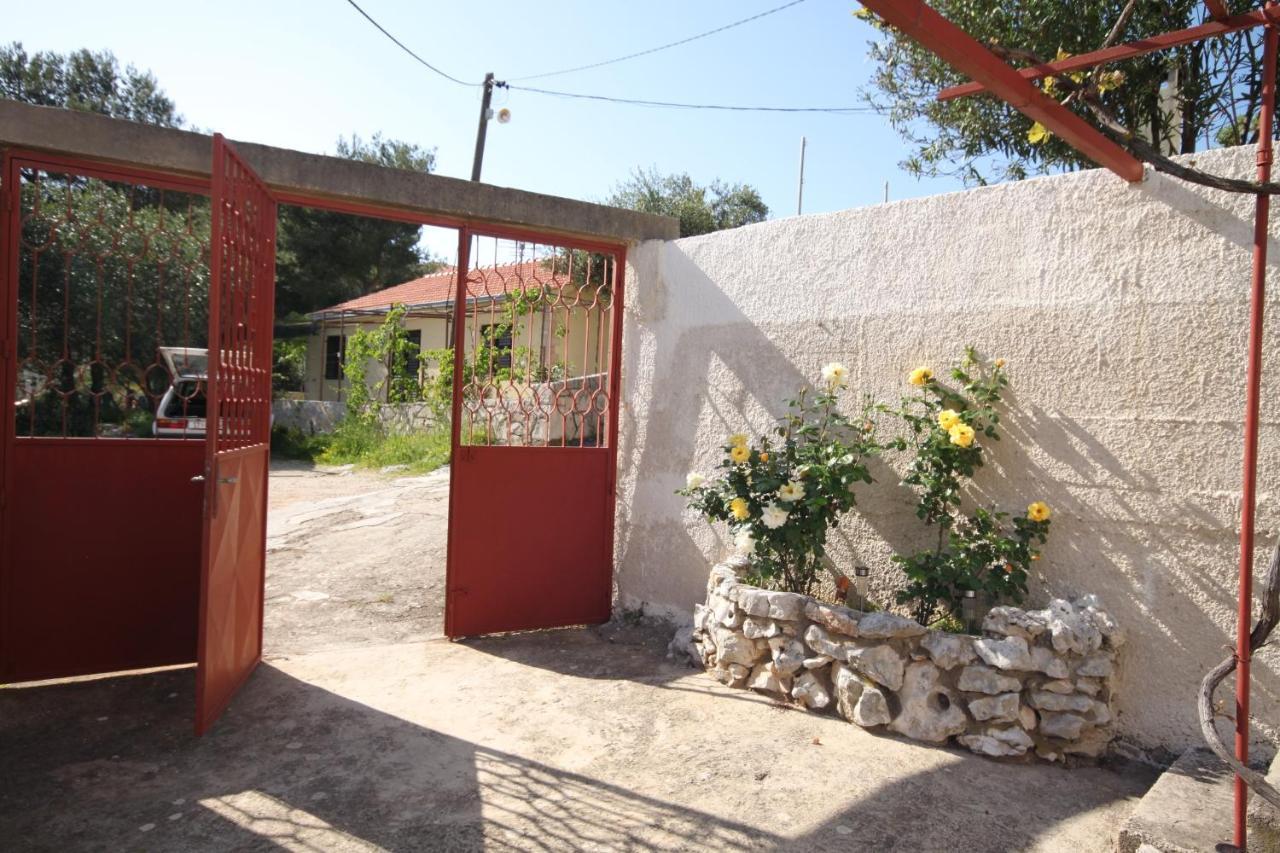 Apartment Apartments By The Sea Basina, Hvar - 8749 Vrbanj